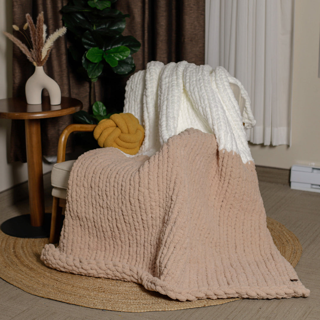 Two-tone ombre blanket – Hand-knitted without needles