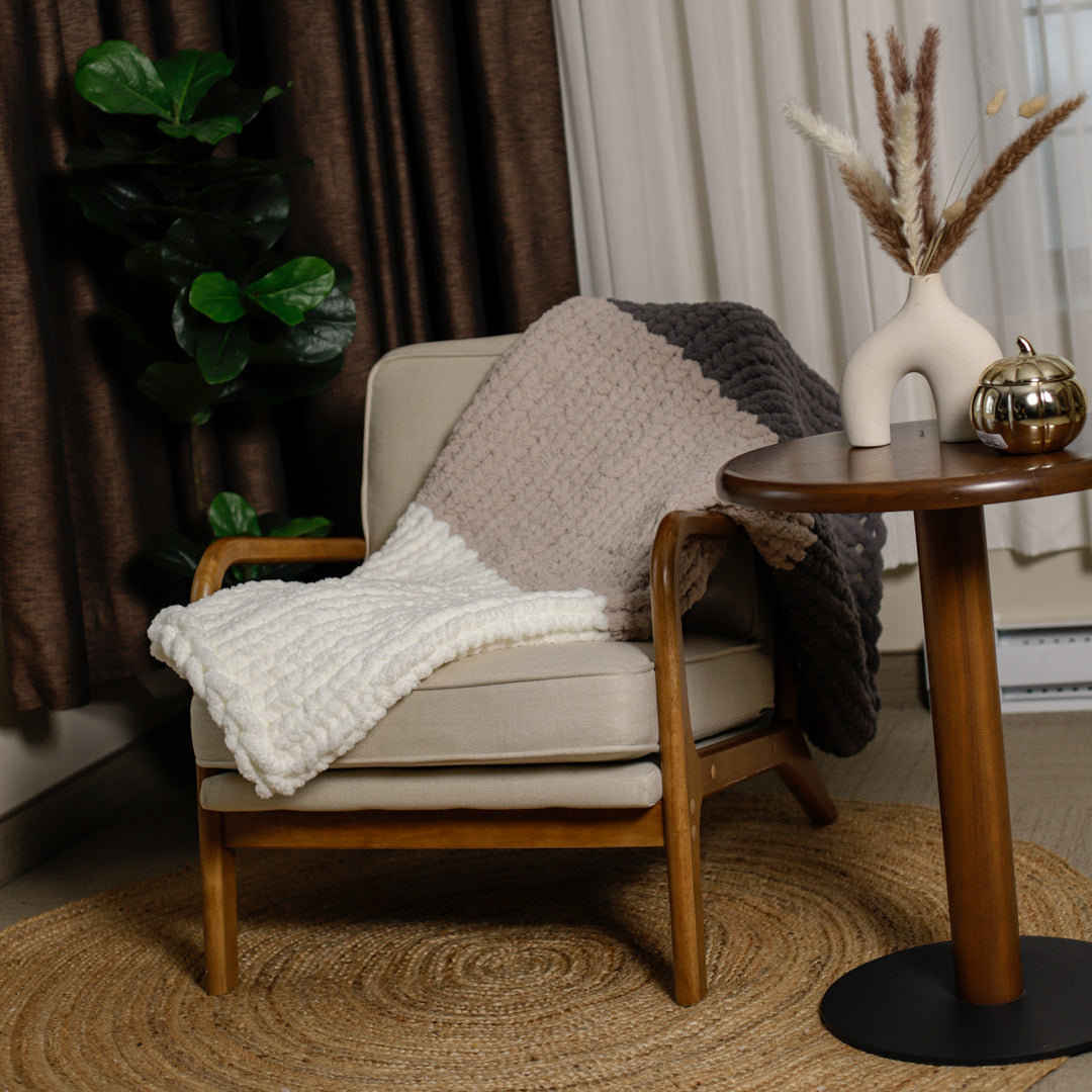 Couverture “Ombré Tricolore” – Tricotée à la main sans aiguilles